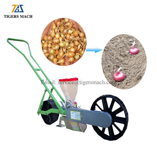 Маленькая машина для посадки лука